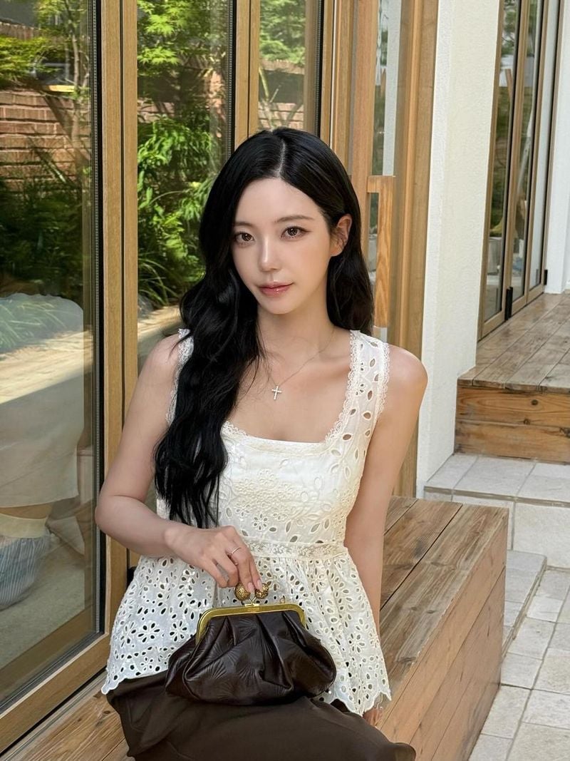 “브라운 러버는 여름에도 브라운”…윤하정, 싱그러운 여름→우아한 감성 폭발 / 인플루언서 윤하정 인스타그램