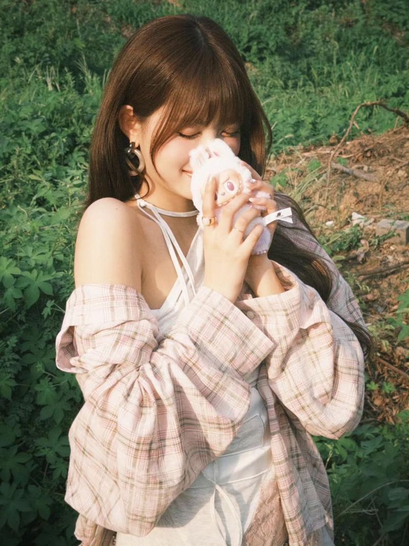 “햇살 아래, 고요한 설렘”…홍은채, 여름 오후→수줍은 미소 / 걸그룹 르세라핌 홍은채 인스타그램