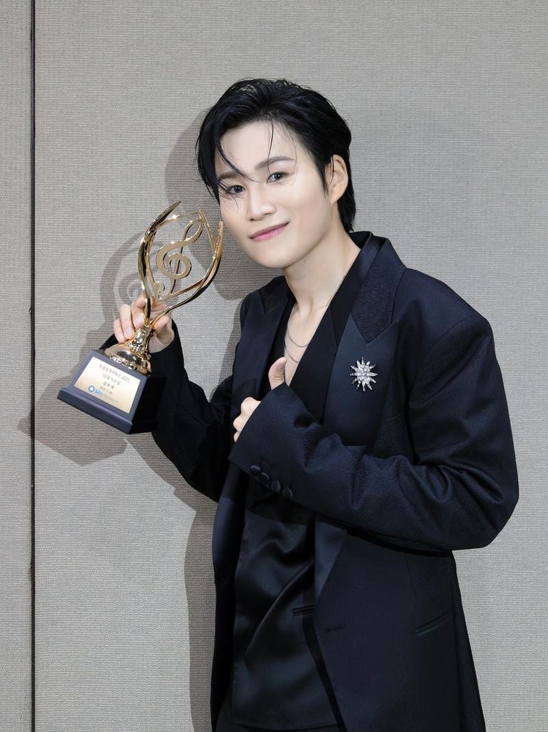 “빛나는 상의 무게를 안고”…김희재, 여름밤 영광→수상 기념 미소 / 가수 김희재 인스타그램
