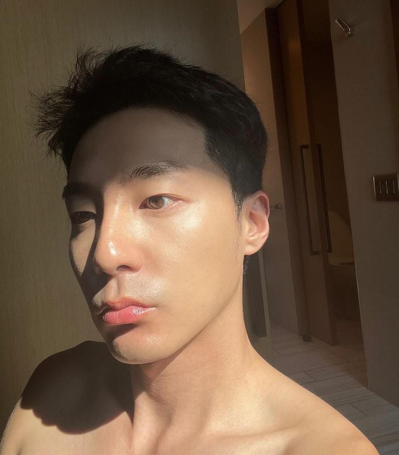 “여름 끝자락, 햇살 따라”…로이킴, 고요한 빛→리얼 셀프포트레이트 / 가수 로이킴 인스타그램