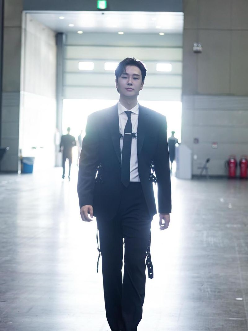 “자 드가자”…송민준, 여름 오후를 가르는 아우라→청량한 무대 입장 / 가수 송민준 인스타그램