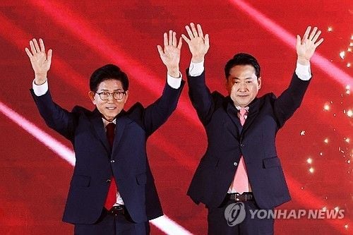 22일 충북 청주시 흥덕구 청주오스코에서 열린 국민의힘 제6차 전당대회에서 결선에 진출한 김문수, 장동혁 당 대표 후보가 손을 흔들고 있다. / 연합뉴스