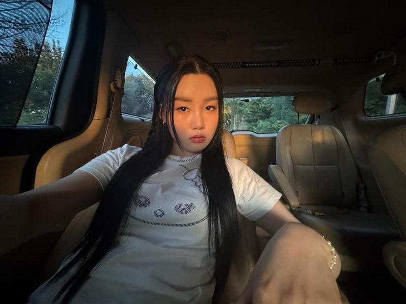 “황금빛 저녁 공기 속으로”…나영, 창가에 머문 시선→여름 노을 셀카 / 가수 나영 인스타그램
