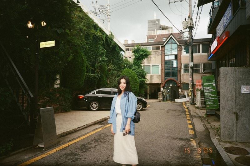 “언젠가의 골목은 마음에 머물죠”…서윤아, 잔잔한 미소→여름 오후의 산책 인증 / 배우 서윤아 인스타그램
