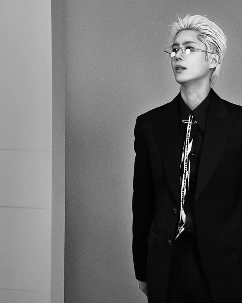 “서울의 시간이 스며든 얼굴”…김규종, 도회적 흑백 슈트→여름 감성 변주 / 가수, 배우 김규종 인스타그램
