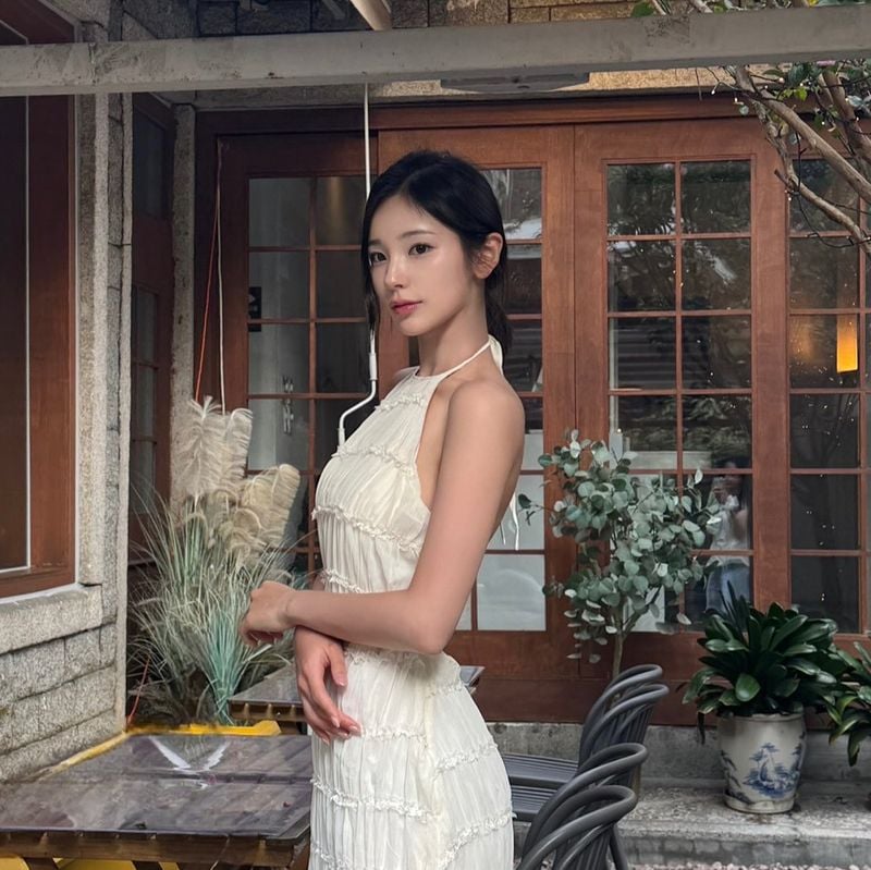 “여름 저녁의 고요한 여운”…김소희, 우아함 머문 순간→순백 원피스 감성 / 가수 김소희(1999) 인스타그램
