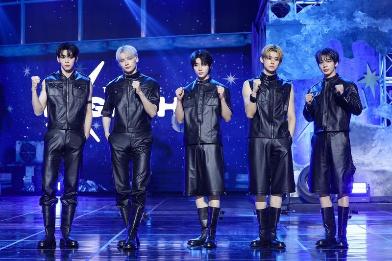 “재계약으로 더 빛난다”…투모로우바이투게더, ‘ACT : TOMORROW’ 무대서 팬과 약속→월드투어 열기 확산