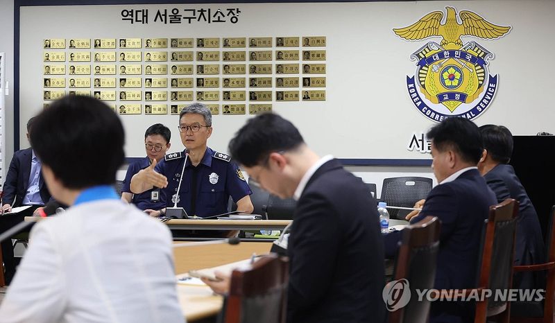 3대 특검 종합대응 특위 의원들이 서울구치소를 방문해 김현우 소장과 면담하는 모습 / 연합뉴스