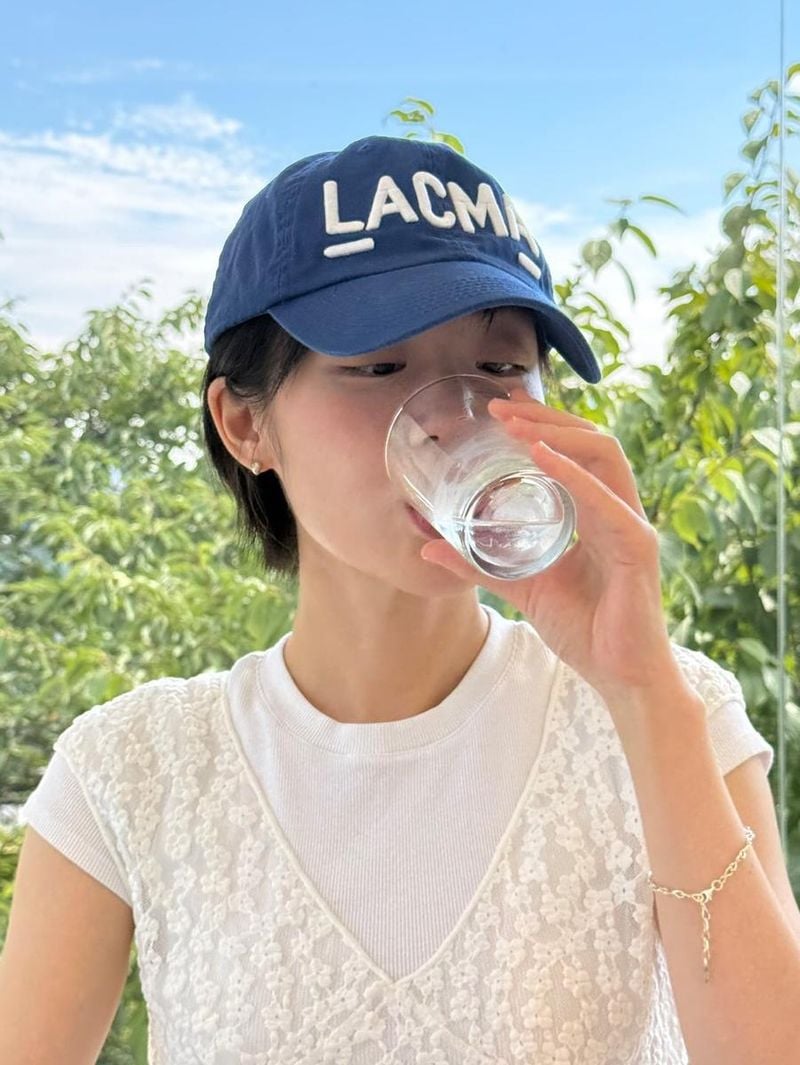 “투명한 유리잔 너머 한여름”…소주연, 푸른 오후→청량한 휴식의 순간 / 배우 소주연 인스타그램