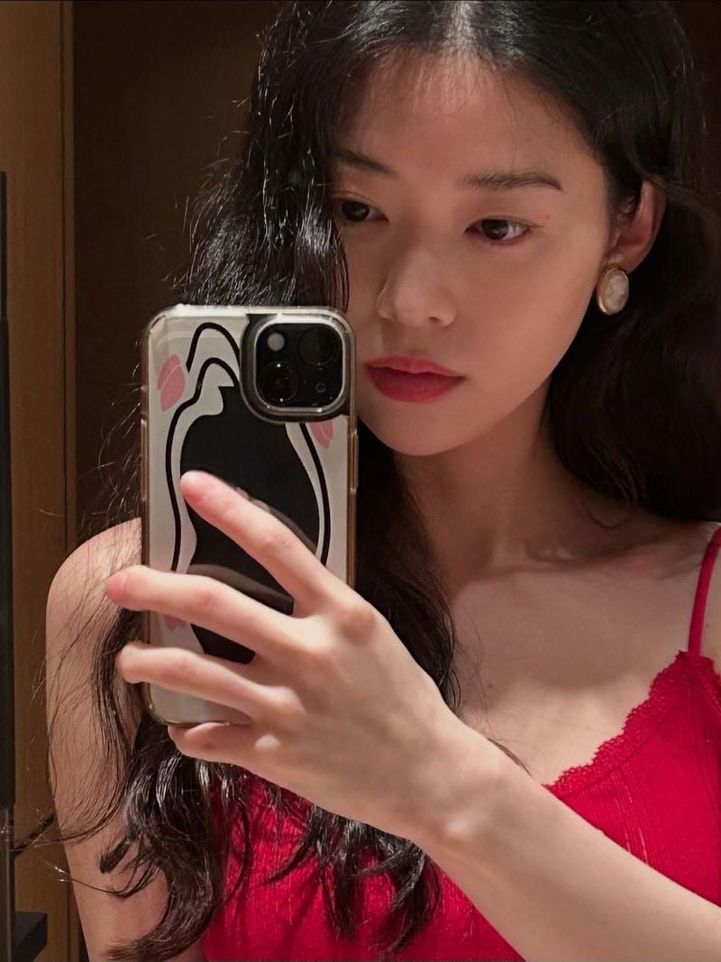 “거울에 비친 선명한 여름”…정이서, 붉은 실루엣→고요한 몰입 / 배우 정이서 인스타그램