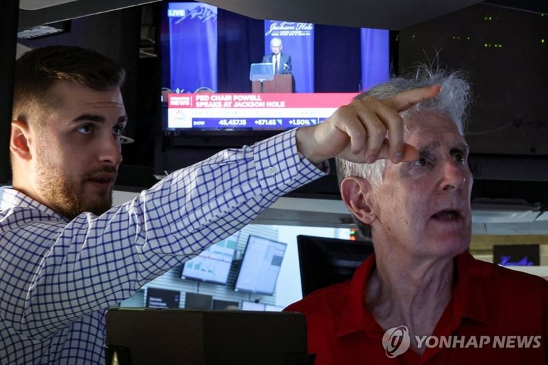 뉴욕증시 3대지수 1%대 강세…파월 발언에 다우 최고치 경신
