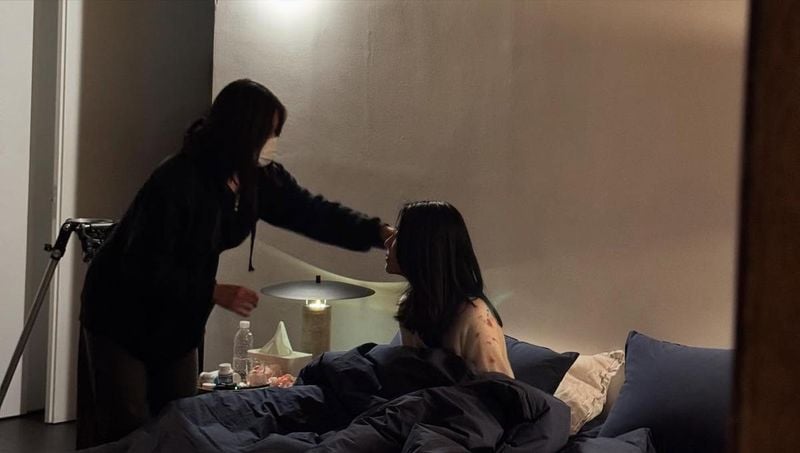 “조용한 밤, 나를 깨우는 손길”…문희, 무채색의 감정→긴장 속 비하인드 / 배우 문희 인스타그램
