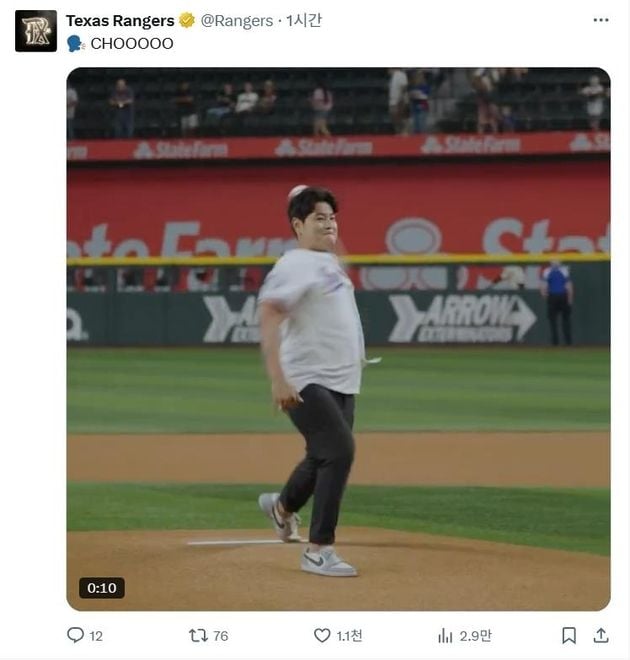 “왼손 시구로 웃음”…추신수, 텍사스 팬들 환호 속 MLB 무대 재입성 / 연합뉴스