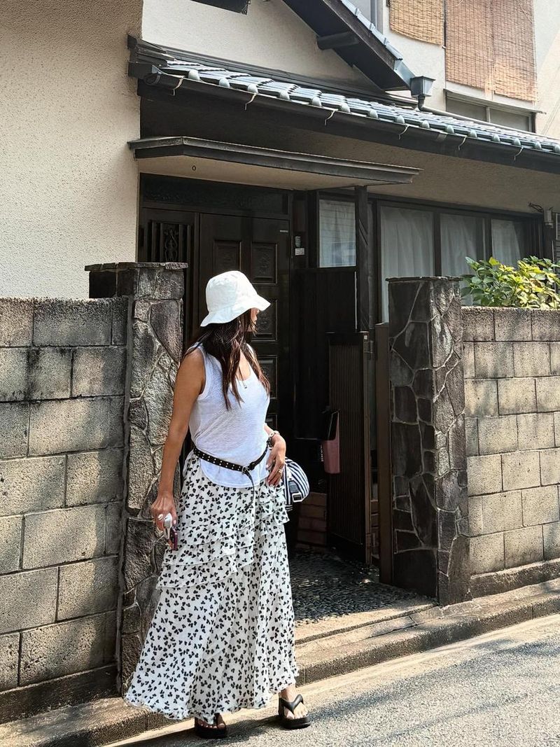 “눈부신 여름 그늘 아래”…황신혜, 햇살 속 청량→도시 산책 감성 / 배우 황신혜 인스타그램