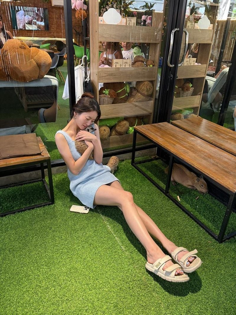 “귀여움에 정신 못차리겠다고”…지이수, 사랑 가득한 여름→소동물 품은 휴식 / 배우 지이수 인스타그램