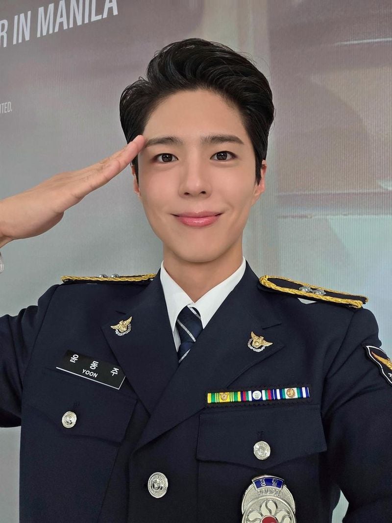 “이 순간을 간직하고파”…박보검, 단정한 경례→기품 만난 미소 / 배우 박보검 인스타그램