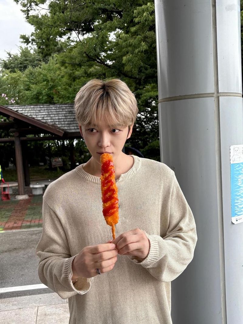 “쓸쓸함 뒤에 선 작은 여유”…김재중, 닭꼬치와 마주한 오후→휴식의 정적 / 가수, 배우 김재중 인스타그램