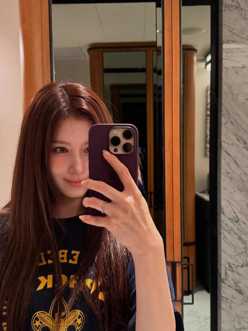 “행복이 짧게 머문 순간”…사나, 깊은 눈빛→여름 오후의 설렘 / 걸그룹 트와이스 사나 인스타그램