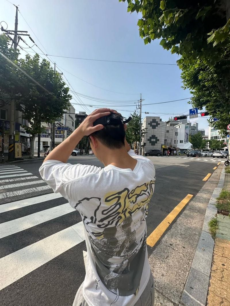 “탄바, 무심한 뒷모습”…바비, 여름 오후→도심 감성 산책 / 그룹 아이콘 바비 인스타그램