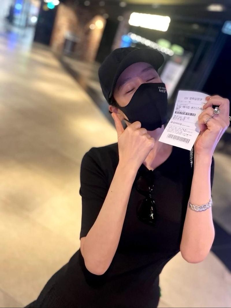 “눈빛에도 여유가 스며든 오후”…김혜수, 검은 마스크로 전한 일상→셋째 손가락 반지가 시선 압도 / 배우 김혜수 인스타그램
