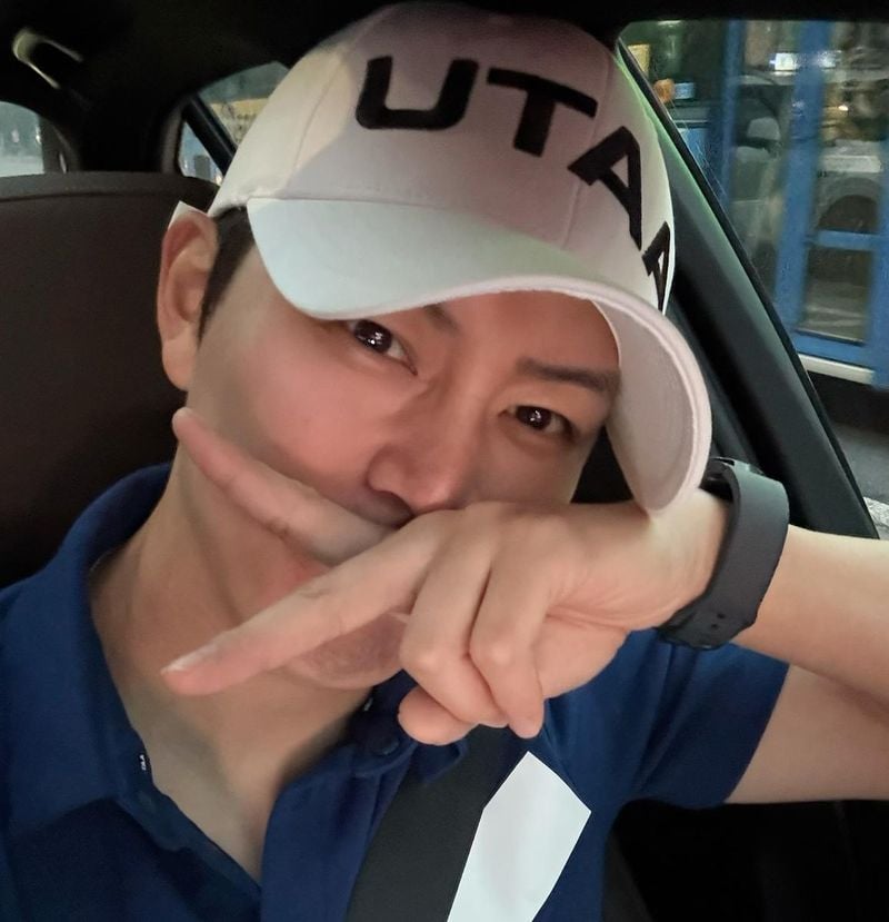 “모자랑 안경 참 좋아해”…신지훈, 청량한 여름 오후→차 안 셀카로 시선 압도 / 배우 신지훈 인스타그램