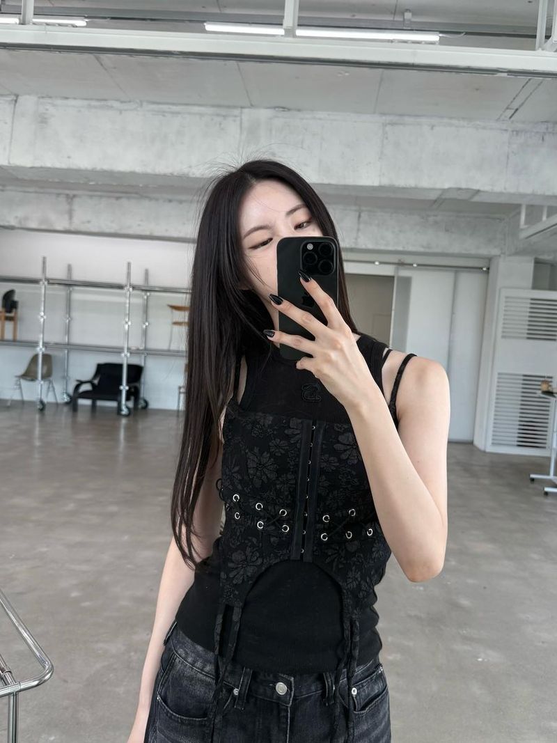 “흑단빛 실루엣에 녹아든 하루”…신시아, 거울 앞 여운→묵직한 시선 교감 / 배우 신시아 인스타그램