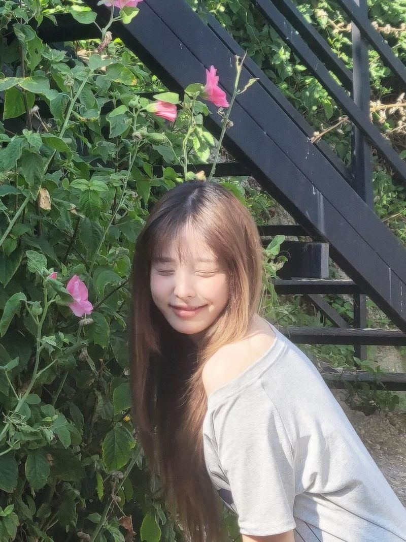 “흐흐흥~”…선유, 잔잔한 햇살 속 미소→여름의 한 장면 / 걸그룹 클라씨 선유 인스타그램