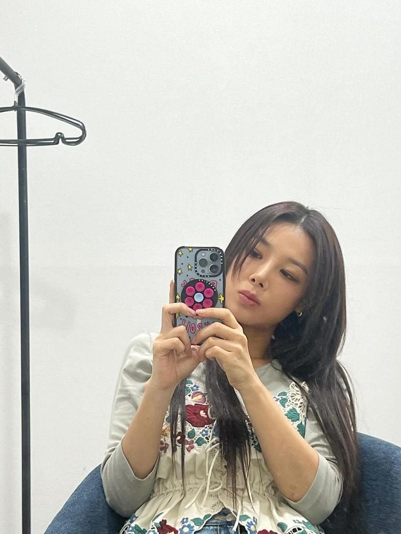 “sweet cherry pie guys”…유빈, 무심한 거울 셀카→청초한 여름 기록 / 걸그룹 원더걸스 유빈 인스타그램
