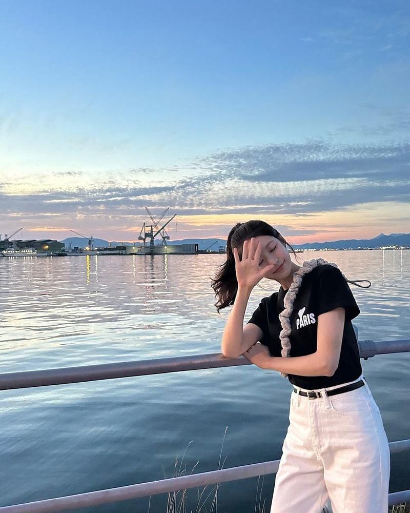 “저녁 물결 위에 잠시 머물러”…공승연, 여름노을 앞에서→고요한 미소 / 배우 공승연 인스타그램