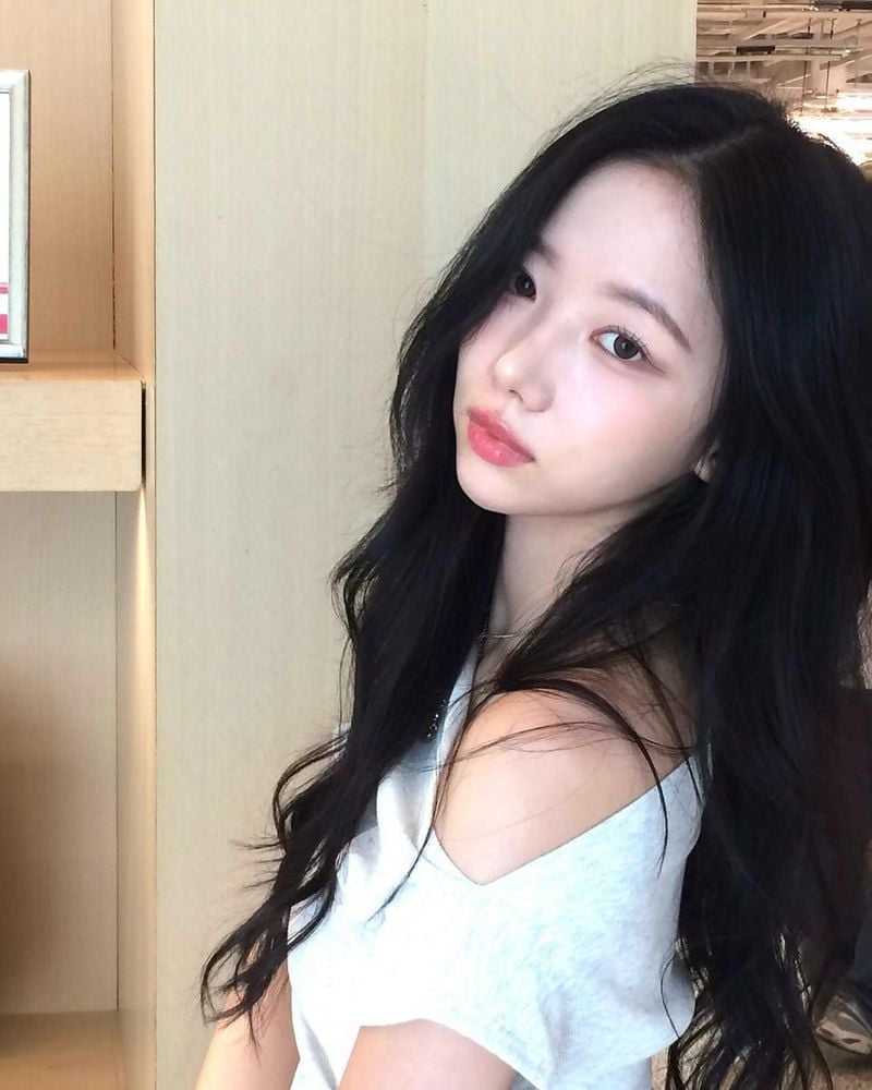 “차분한 시선 머문 오후”…혜주, 애쉬빛 감성→여름낭만 물들이다 / 걸그룹 클라씨 혜주 인스타그램