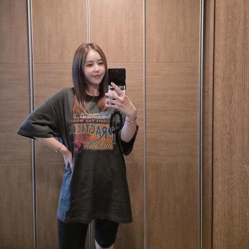 “이제 헤메 수정하러”…신지, 공연 앞둔 설렘→거울 셀카 속 산뜻한 미소 / 코요태 신지 인스타그램