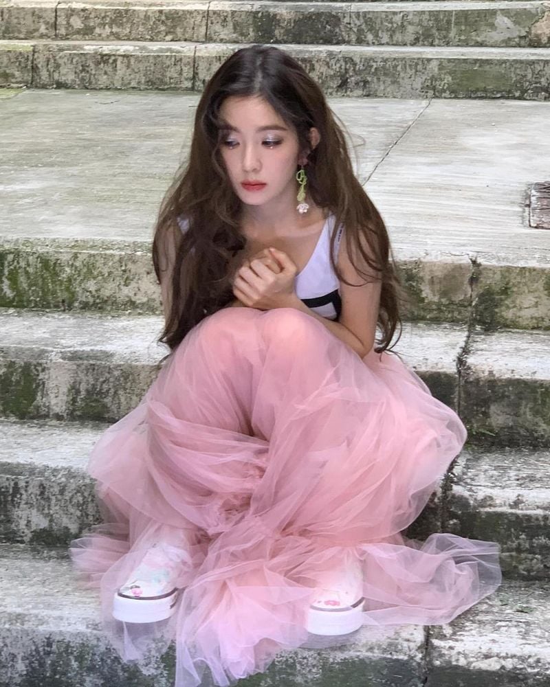“맨드라미 같은 분홍빛”…아이린, 딴생각 어린 여름→몽환적 아름다움 / 걸그룹 레드벨벳 아이린 배주현 인스타그램