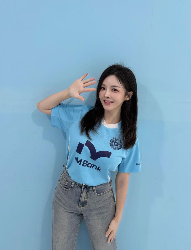 “경기장 설렘 가득”…김효진, 푸른 응원→여름 청량감 전한 순간 / 아나운서 김효진 인스타그램