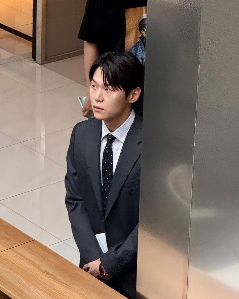 “오늘 밤도 에스콰이어”…이학주, 정장 속 고요함→도회적 시선 / 배우 이학주 인스타그램