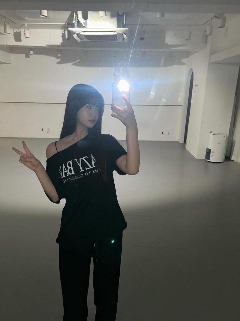“막냉이와 담은 새로운 추억”…김시아, 여름밤의 밝은 순간→거울 셀카로 남긴 위로 / 배우 김시아 인스타그램
