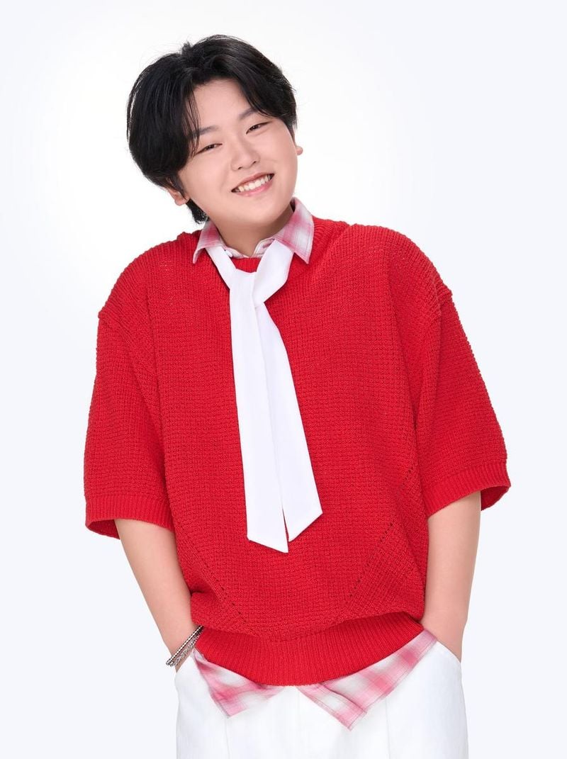 “미소에 물든 여름 오후”…박성온, 붉은 니트로 감성 압도 / 가수 박성온 인스타그램
