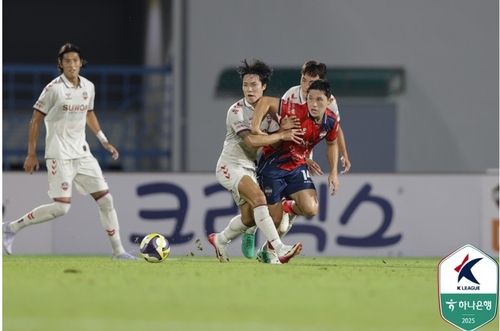 “이동경 결승골 작렬”…김천, 수원FC에 3-2 역전승 이어 2위 수성 / 연합뉴스