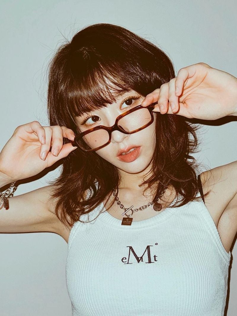 “투명한 시선 머문 밤”…희진, 안경 너머 여운→고요한 감각 충전 / 걸그룹 아르테미스 희진 인스타그램