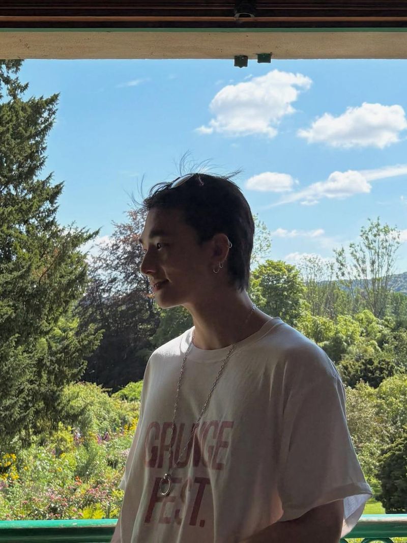 “한여름 바람처럼 스며든 미소”…현진, 무심한 가을빛→잔상으로 남다 / 그룹 스트레이키즈 현진 인스타그램