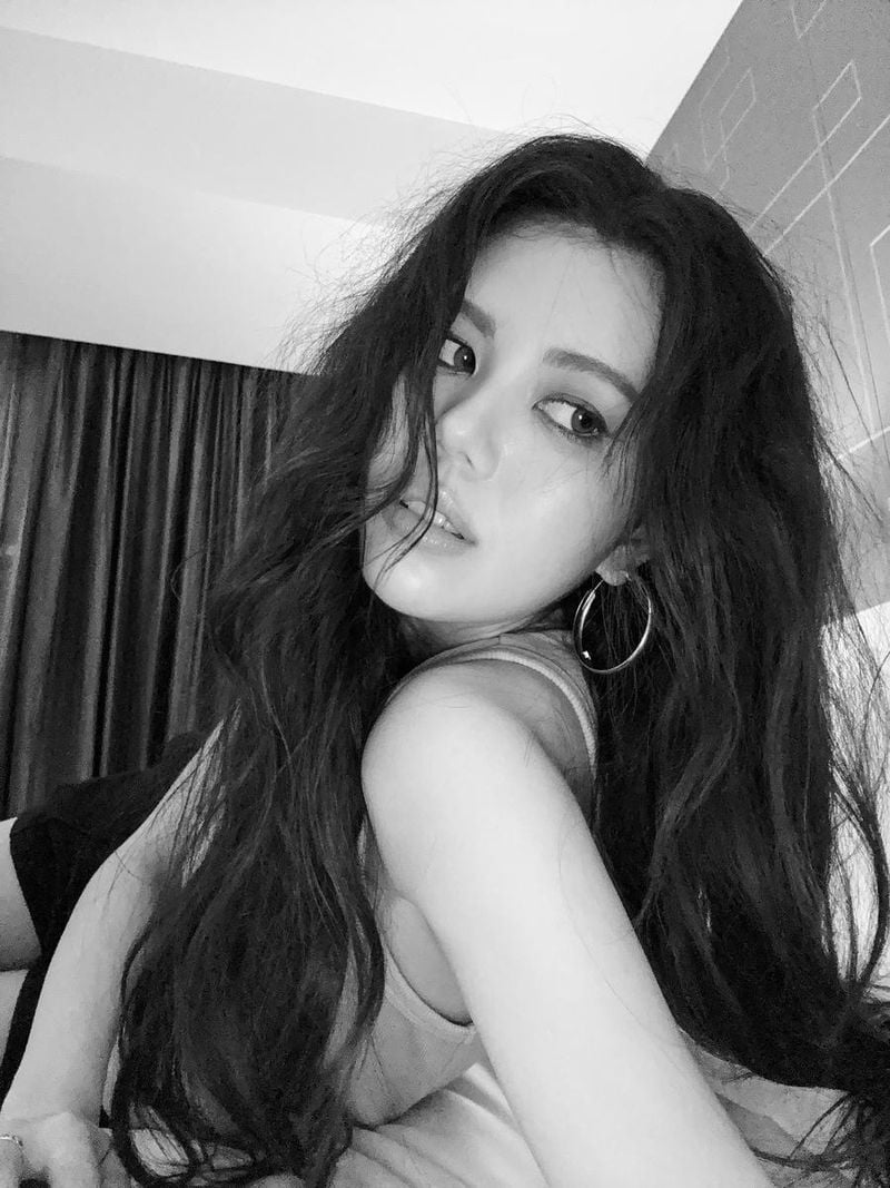 “시선을 끄는 깊은 눈빛”…올리비아 마쉬, 몽환적 여름밤→흑백의 강렬한 고백 / 가수 올리비아 마쉬 인스타그램