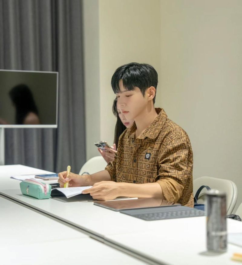 “새로운 얼굴, 설렘 가득”…현우, 대본 리딩 속 고요한 집중→가면으로 빚는 변화 / 배우 현우 인스타그램