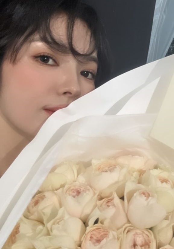 송혜교 꽃다발 셀카 뒤 미소