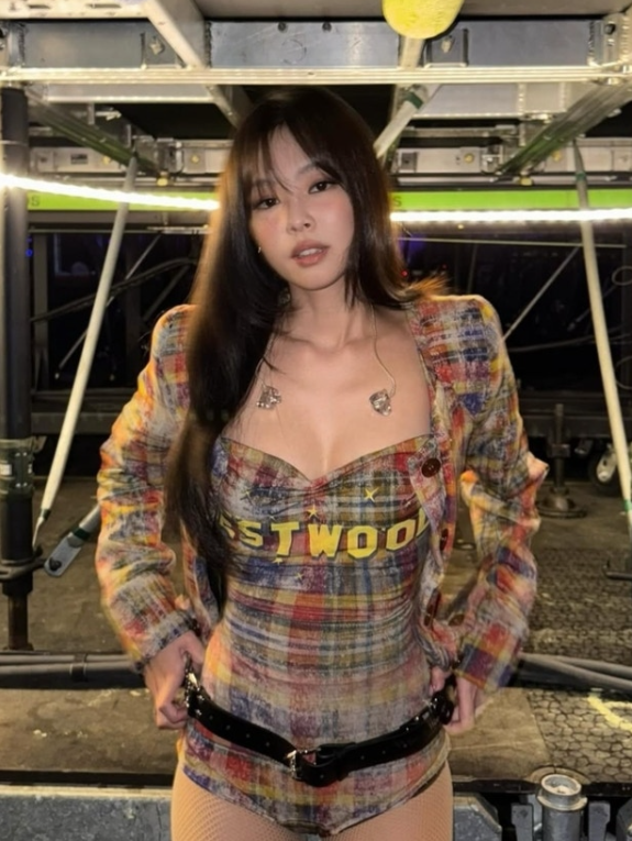 제니, 월드투어 현장서 또 아찔