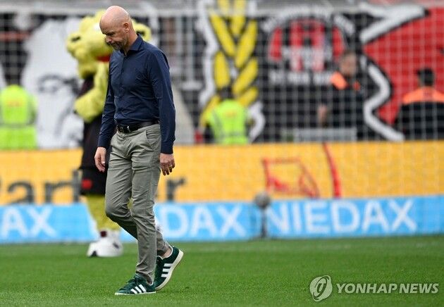 “헤더 선제골에도 역전패”…텐하흐, 레버쿠젠 데뷔전서 호펜하임에 1-2 패배 / 연합뉴스
