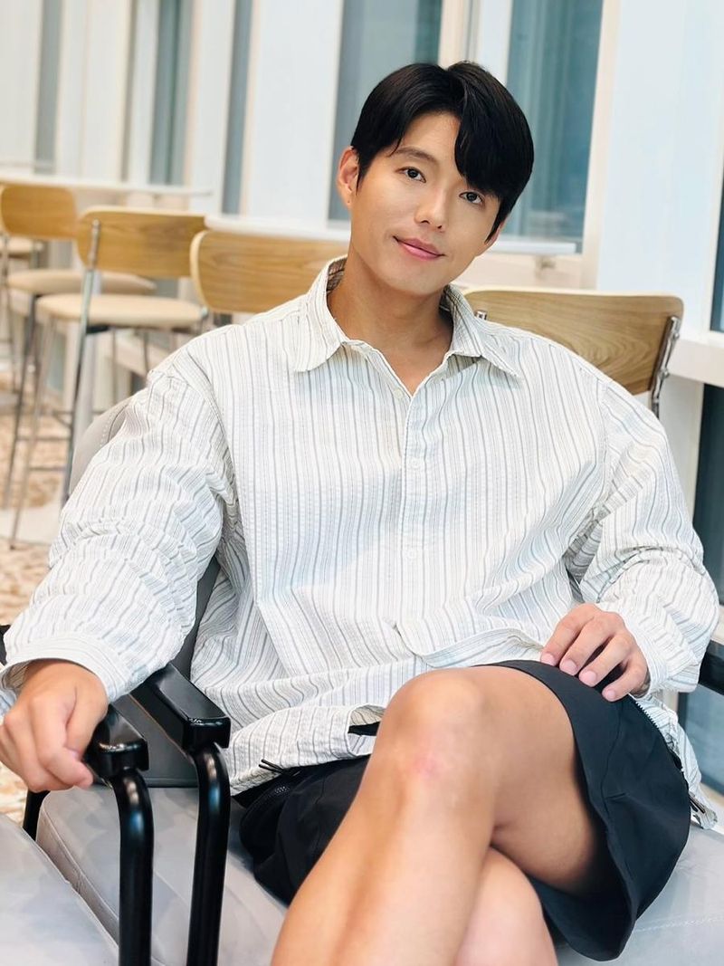 “맑은 미소에 여름이 깃들다”…하준, 편안한 오후→따스한 여운 자아내 / 배우 하준 인스타그램