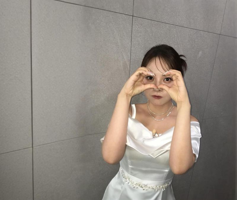 “스스로를 담아낸 그 눈빛”…미스김, 순백의 여름→청초함으로 전율 / 가수 미스김 인스타그램