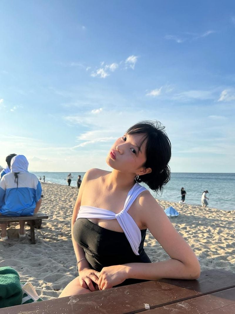 “이번년도 젤 웃었던 강릉 여행”…영숙, 해변 여름빛→눈부신 순간 포착 / 나는 솔로 25기 영숙 인스타그램