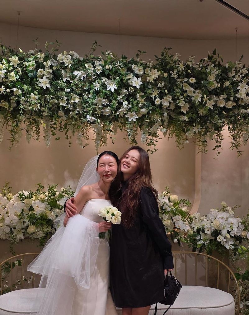 “15년이라는 세월이 무색한 우리”…고아라, 결혼식 속 미소→가을 한가운데 우정 / 배우 고아라 인스타그램