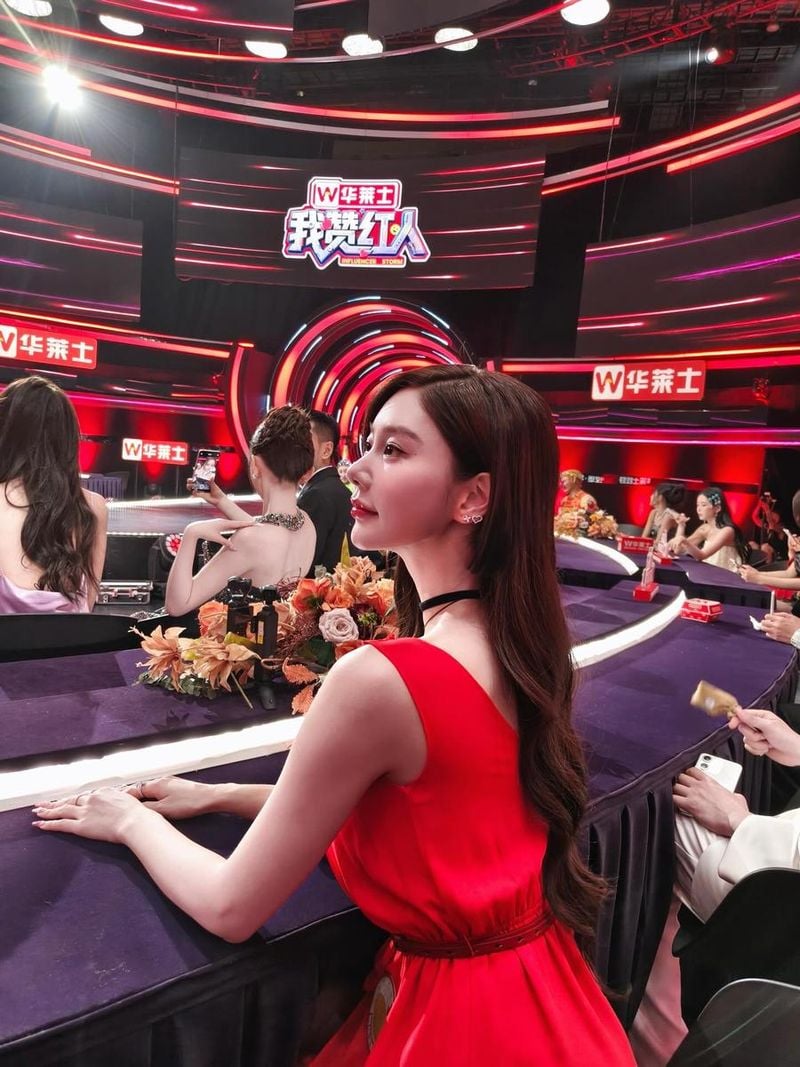 “기다림 뒤에 빛나던 순간”…클라라, 무대 위 붉은 압도→강렬 미모 투영 / 배우 클라라 인스타그램