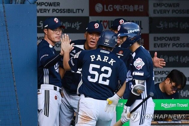 “19실책에도 신뢰”…조성환, 박준순 격려와 포지션 변화 시사 / 연합뉴스